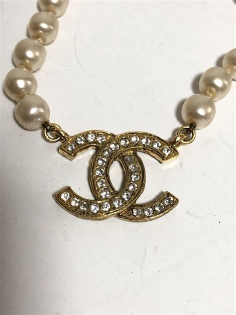 chanel perlenkette mit logo|chanel crochet necklace.